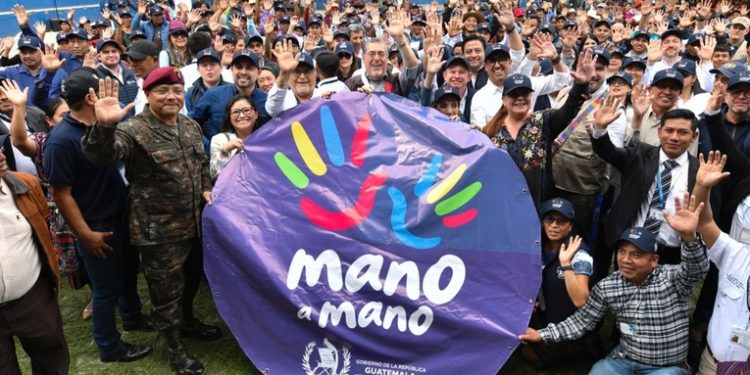 San Gaspar Ixil se convierte en el primer municipio libre de pisos de tierra, destaca presidente Arévalo