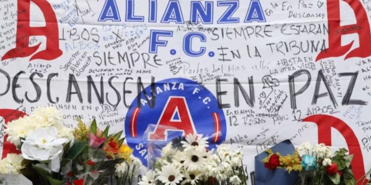 Sancionan a equipo salvadoreño en cuyo estadio murieron 12 en una estampida