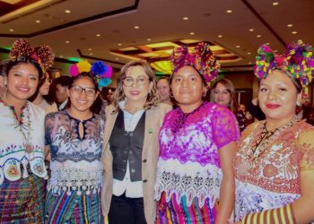 Sandra Torres busca respaldo indígena: Candidata se reúne con líderes de pueblos originarios