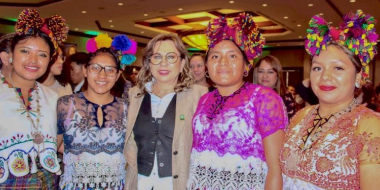 Sandra Torres busca respaldo indígena: Candidata se reúne con líderes de pueblos originarios