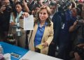 Sandra Torres denuncia irregularidades en centros de votación: acarreo de personas y corte de energía