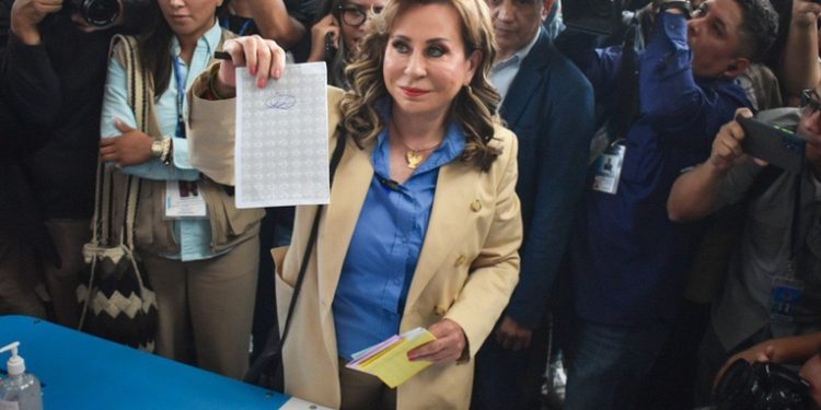 Sandra Torres denuncia irregularidades en centros de votación: acarreo de personas y corte de energía