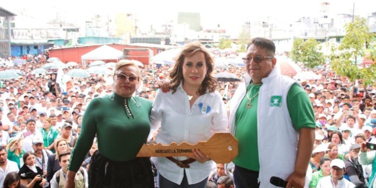 Sandra Torres inició su campaña electoral en el Mercado La Terminal
