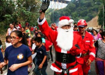 Santa Claus y bomberos municipales se unen para entregar juguetes a niños necesitados en la temporada festiva