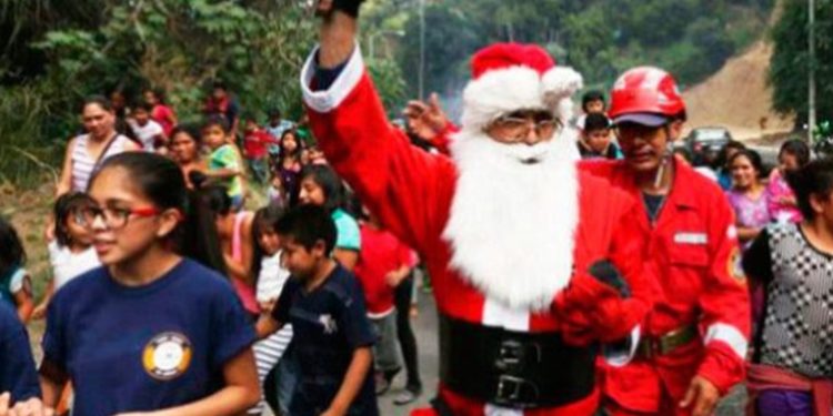 Santa Claus y bomberos municipales se unen para entregar juguetes a niños necesitados en la temporada festiva