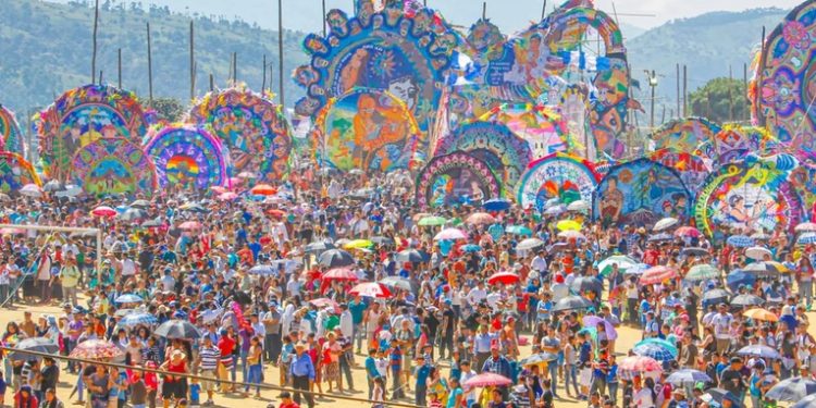 Santiago Sacatepéquez se prepara para recibir a 2 millones de visitantes en el festival de barriletes