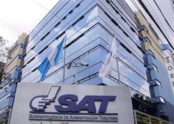 SAT analiza prohibir facturas a nombre de consumidor final para aumentar recaudación