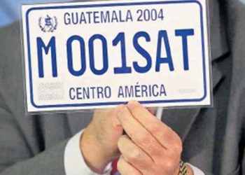 SAT continúa entregando placas