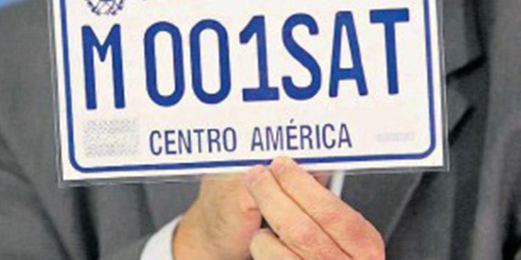 SAT continúa entregando placas
