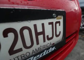 SAT distribuye nuevas placas de plástico debido a escasez de las metálicas