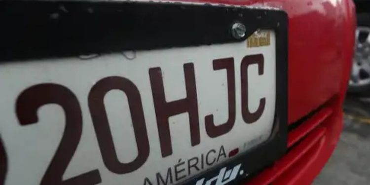 SAT distribuye nuevas placas de plástico debido a escasez de las metálicas