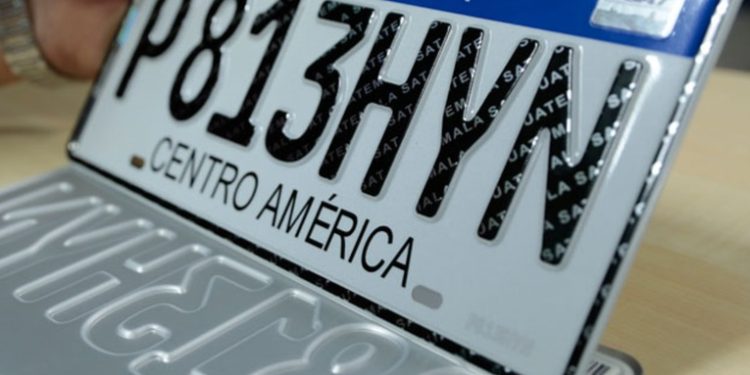 SAT llama a fabricantes de placas vehiculares a licitaciones futuras