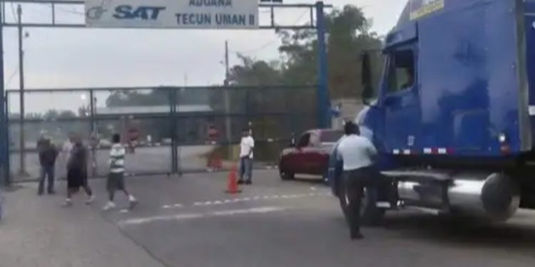 SAT y transportistas acuerdan desbloqueo de pasos fronterizos en Tecún Umán