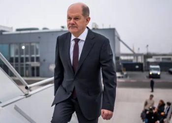Scholz pide más ayuda para Ucrania al partir a Washington