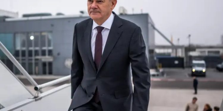 Scholz pide más ayuda para Ucrania al partir a Washington