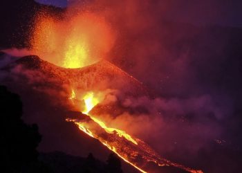 Se abre una nueva boca en el volcán de La Palma, expulsando ceniza y piroclastos