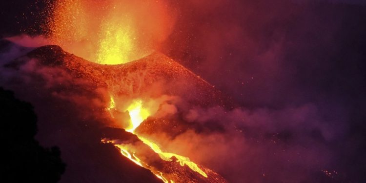 Se abre una nueva boca en el volcán de La Palma, expulsando ceniza y piroclastos