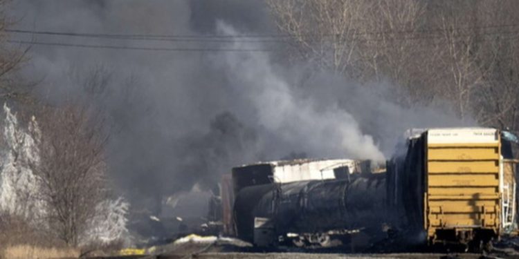 Se desata un incendio tras el descarrilamiento de un tren en EE.UU.