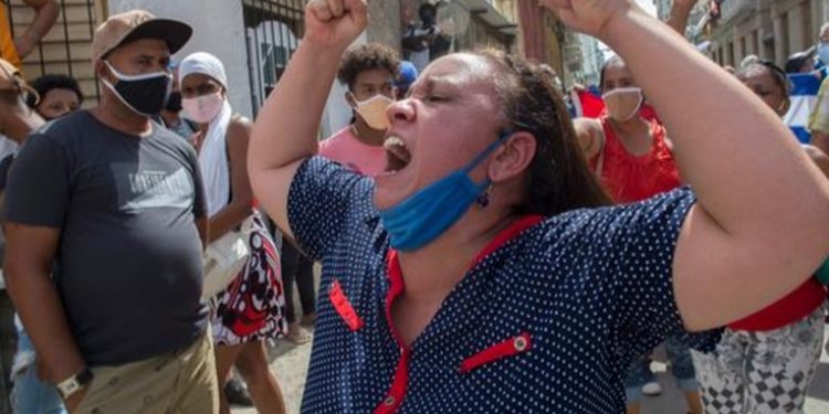 Se extienden protestas en Cuba y reportan saqueos a tiendas