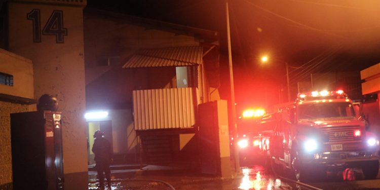 Se incendia la comisarí­a 14 de la PNC