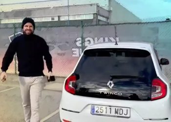 Se pone un reloj Casio y maneja un Twingo: la respuesta de Piqué a los dardos de Shakira
