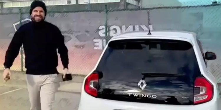 Se pone un reloj Casio y maneja un Twingo: la respuesta de Piqué a los dardos de Shakira
