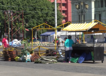 Se reactivan negocios en la Plaza de la Constitución