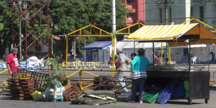 Se reactivan negocios en la Plaza de la Constitución