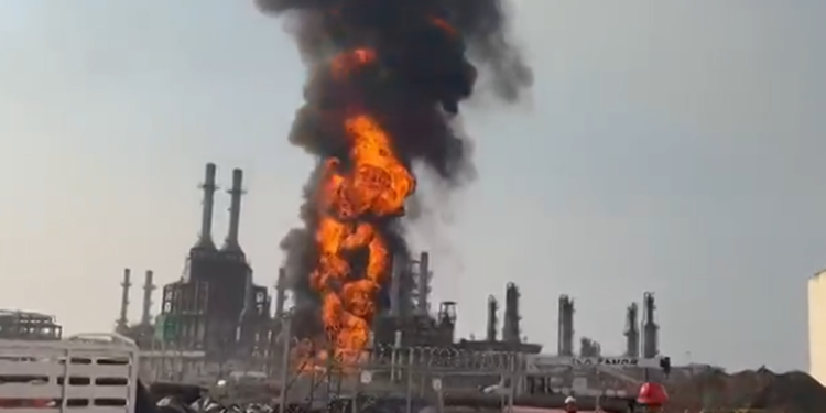 Se registra una fuerte explosión en una refinería al sur de México