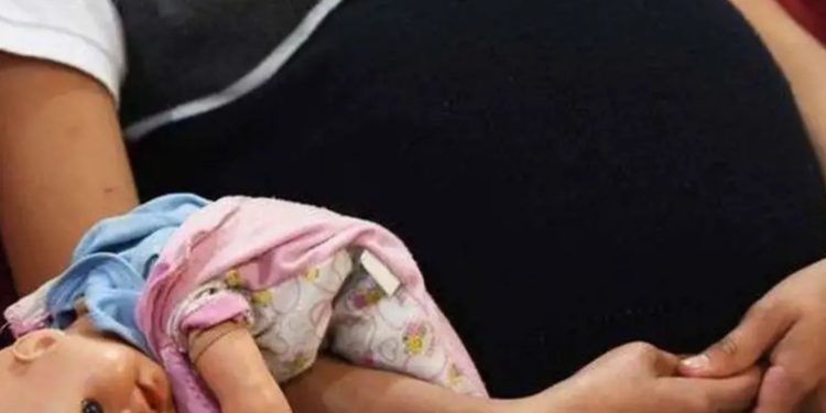 Se registran seis embarazos diarios en menores y adolescentes en el país