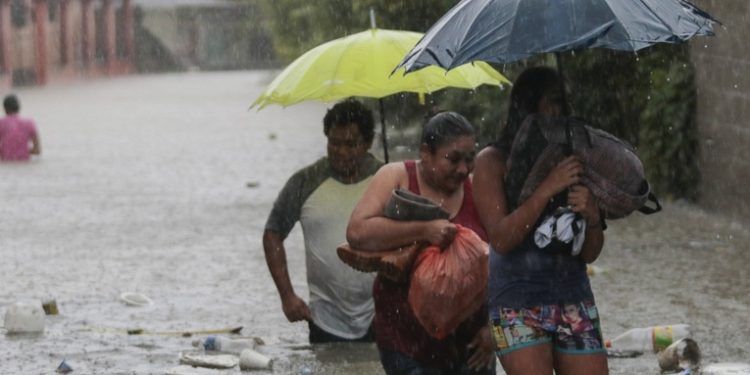 Se reportan fuertes daños por lluvia en distintas partes del país