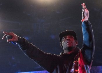 Se viraliza un antiguo video en el que Travis Scott detiene un concierto cuando alguien trata de robar su zapato (y las redes no perdonan)