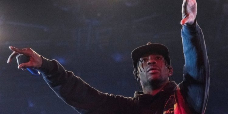 Se viraliza un antiguo video en el que Travis Scott detiene un concierto cuando alguien trata de robar su zapato (y las redes no perdonan)