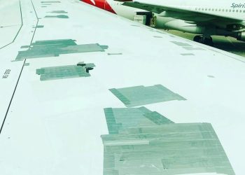 Se viraliza una foto del ala de un avión recubierta con cinta adhesiva y explican los motivos