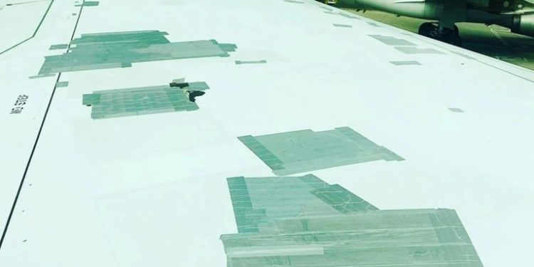 Se viraliza una foto del ala de un avión recubierta con cinta adhesiva y explican los motivos