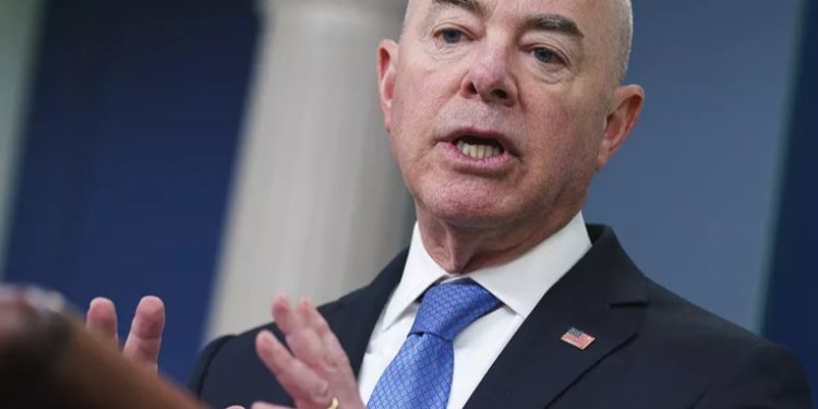 Secretario de Seguridad Interior de EE. UU. llama a migrantes a usar vías legales