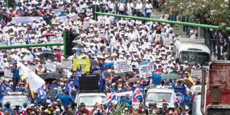 Sectores productivos protestan masivamente en Costa Rica