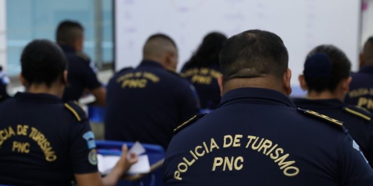 Seguridad turística se refuerza con nueva indumentaria donada por el Inguat