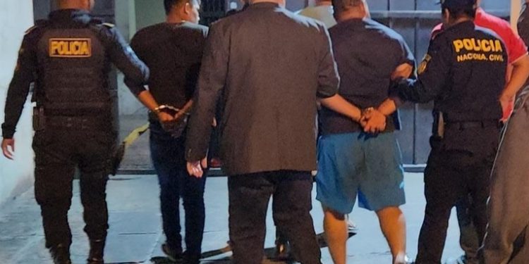 Seis detenidos bajo efectos de licor portando armas de fuego en gasolinera