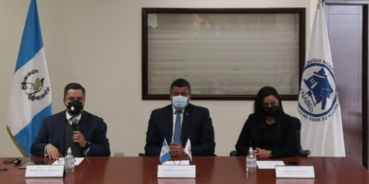 SENABED entrega informe a Vicepresidente