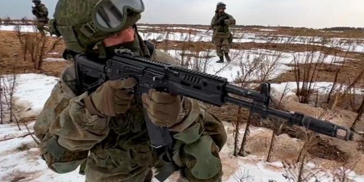 Senado aprueba pedido de Putin de desplegar tropas para 'establecer la paz'