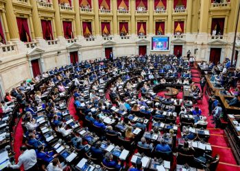 Senado argentino debate 'megadecreto' de Milei en una tensa jornada