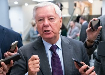 Senador estadounidense llama a bombardear Irán