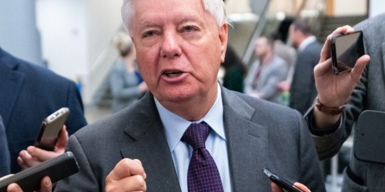 Senador estadounidense llama a bombardear Irán