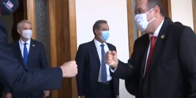 Senadores de EE.UU. se reúnen con Giammattei