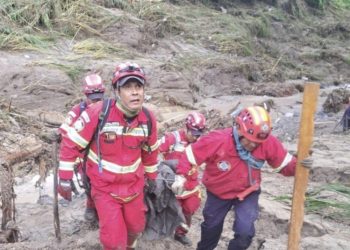 Sepultan a primera víctima del desbordamiento de río en el asentamiento Dios es Fiel