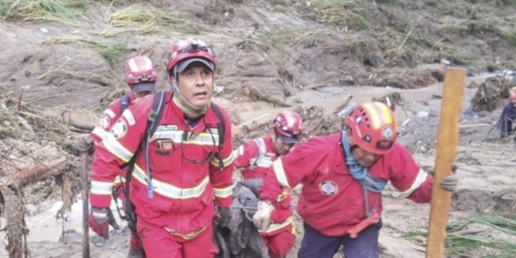 Sepultan a primera víctima del desbordamiento de río en el asentamiento Dios es Fiel