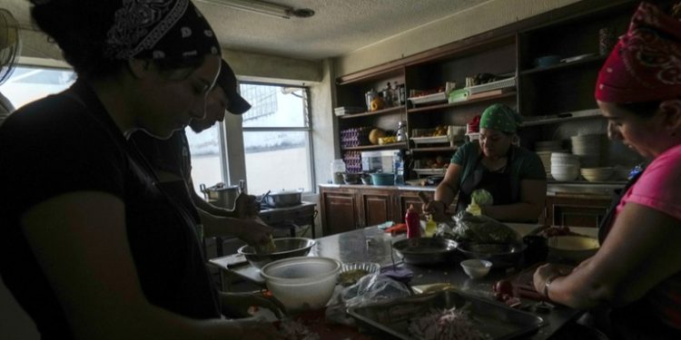 Sequía, conflictos y corrupción: los ingredientes detrás del regreso de los apagones en Ecuador