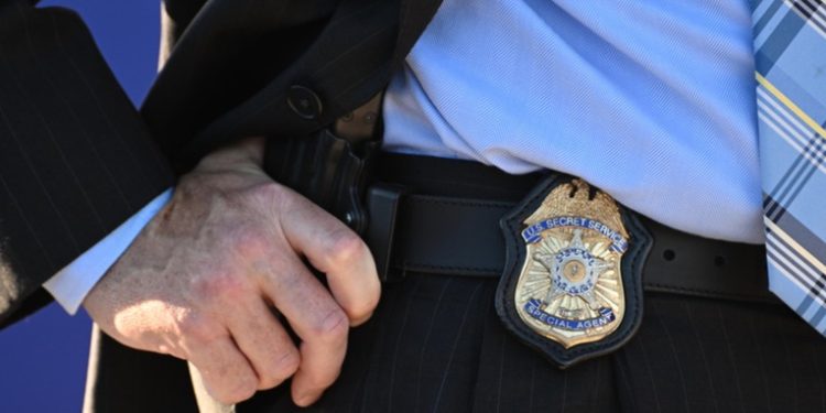 Servicio Secreto de EE.UU. abre fuego contra personas que intentaron irrumpir en un vehículo de una nieta de Biden