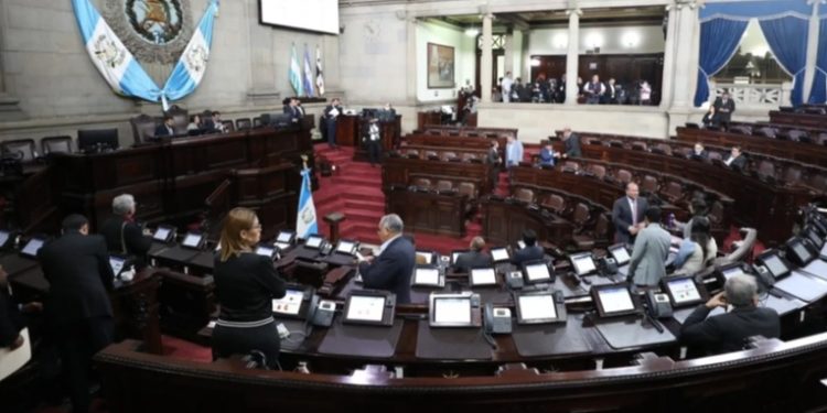 Sesión plenaria en el Congreso suspendida por falta de quórum y acalorada discusión